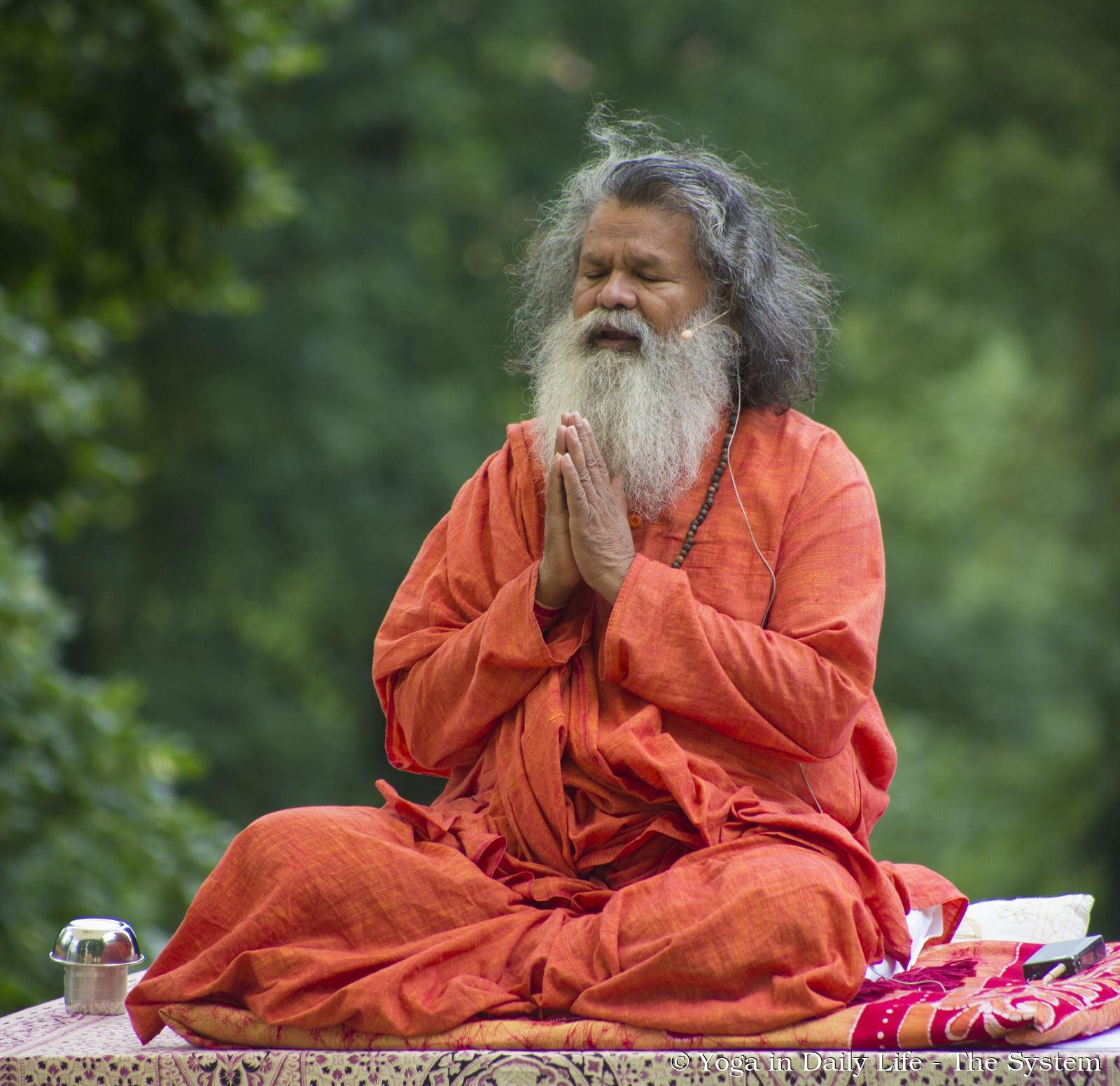 Mahéšvaránanda modlící se a meditující